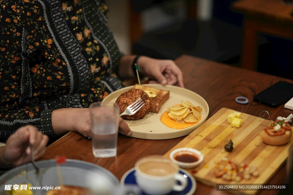 温馨餐桌美食时光