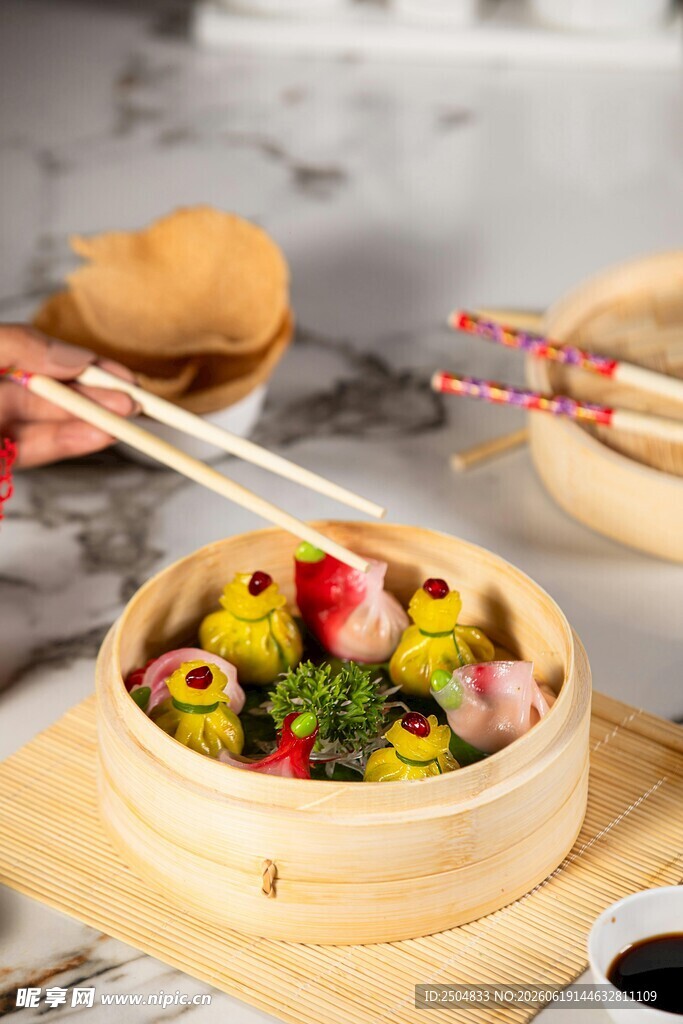美味多彩的竹制蒸笼菜品