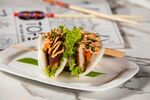 美味鸡肉卷摆放在白盘上