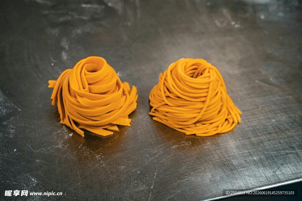 两团手工制作的黄色面条