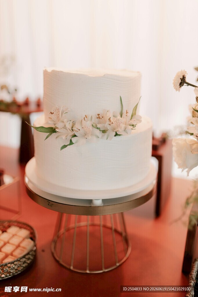 简约双层花卉装饰婚礼蛋糕