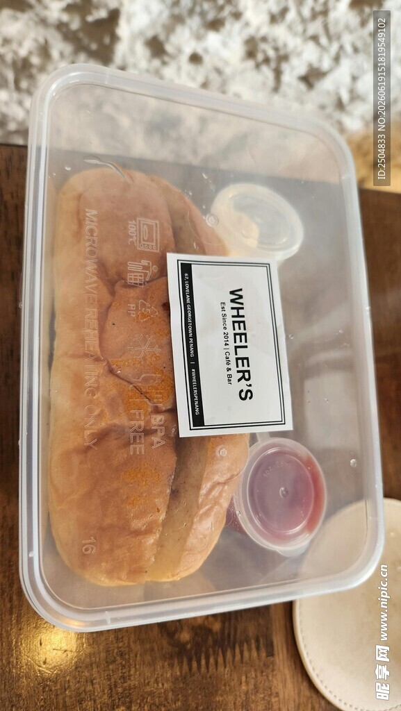 透明餐盒中的美味面包