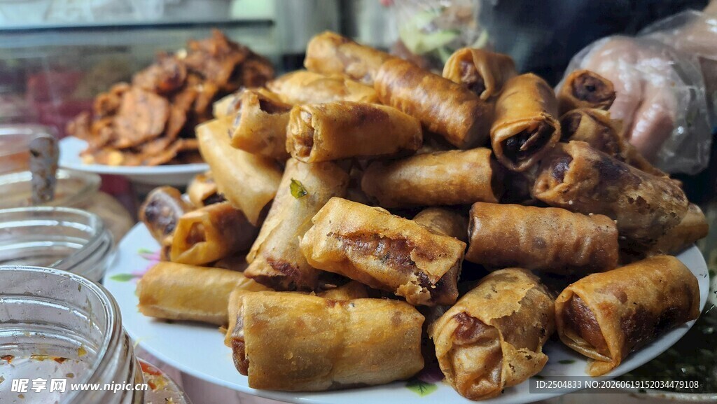 美味炸春卷摆放在盘中