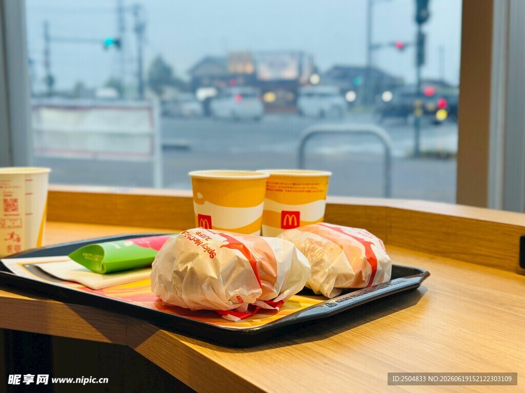 窗边托盘上的美味快餐