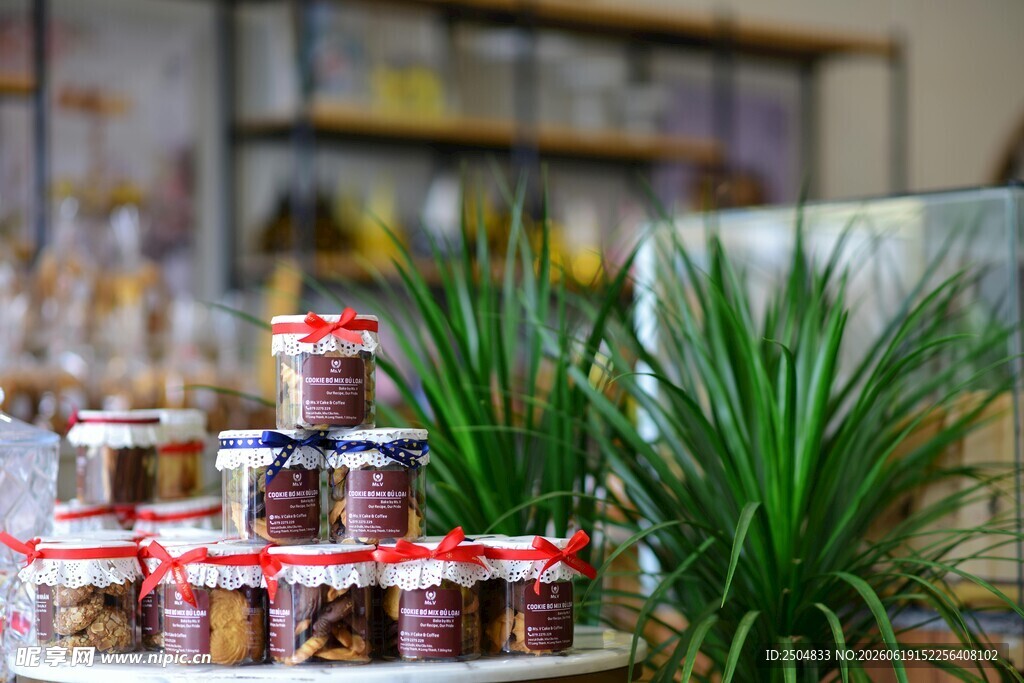 罐装食品与绿植的温馨场景