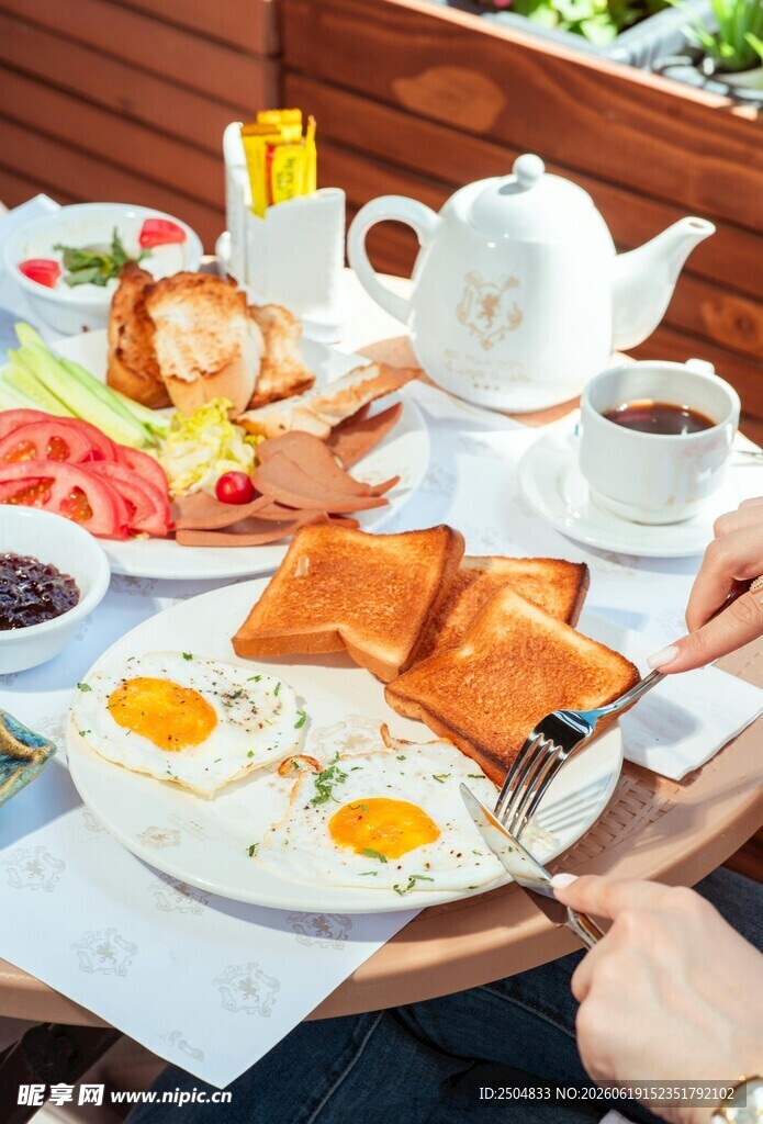 户外美味丰盛早餐时光