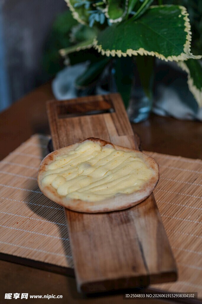 木质托盘上的圆形糕点