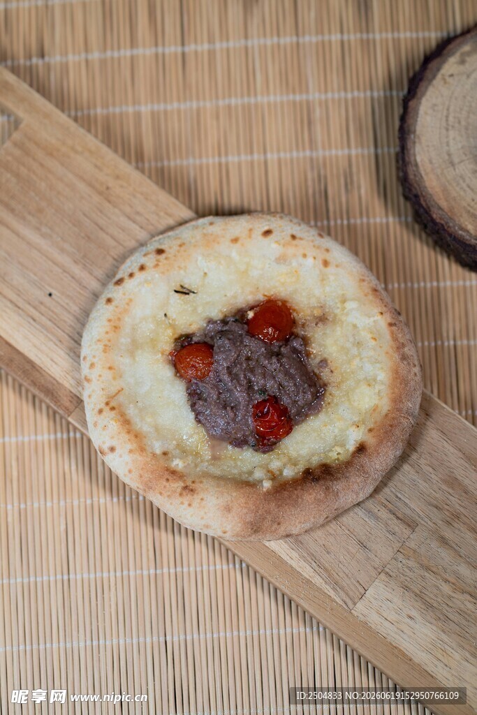 木盘上的美味馅料糕点