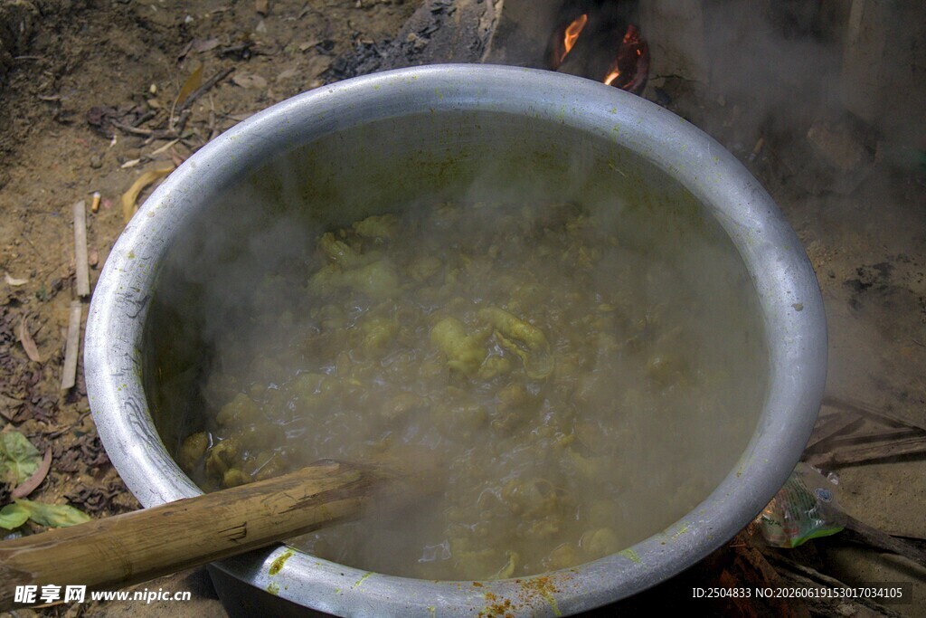 大锅中烹煮的绿色食材