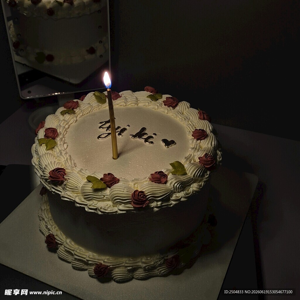 点燃蜡烛的精美生日蛋糕