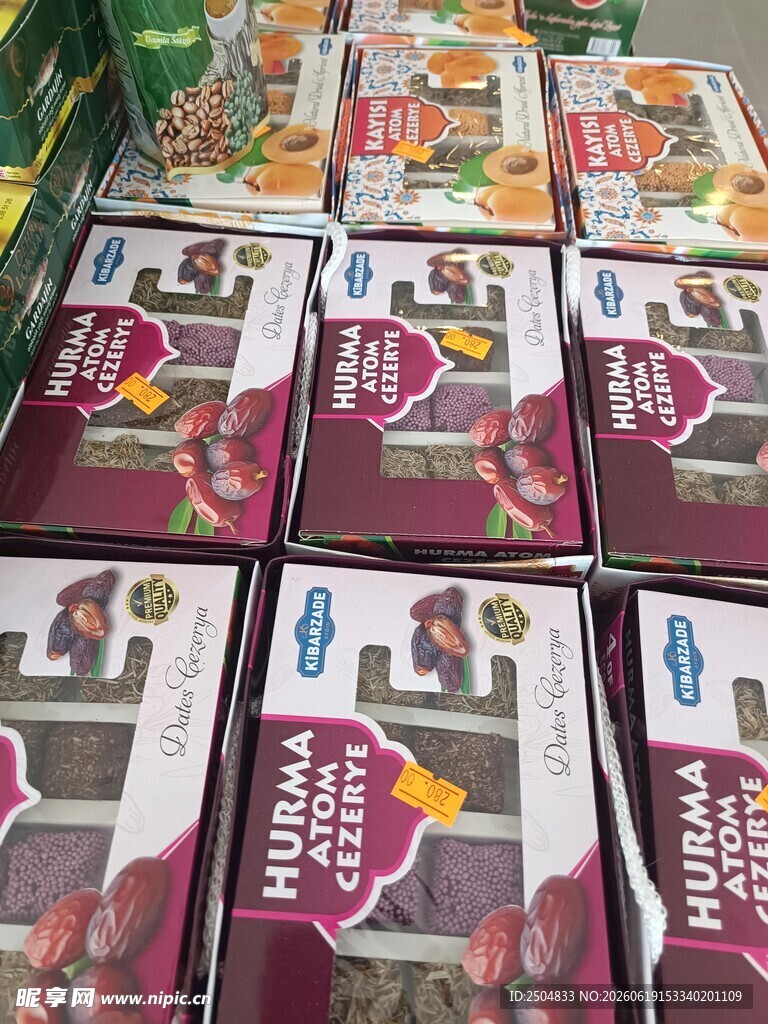 货架上的多样食品包装