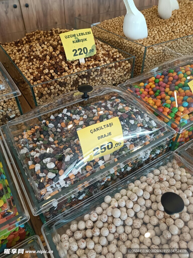 多样美味零食陈列展示