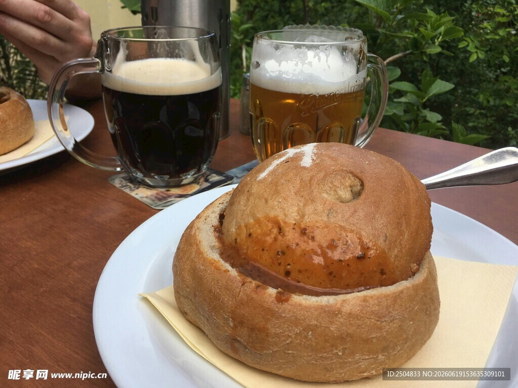 德国面包配黑啤诱人场景