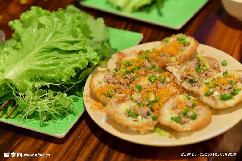 美味生菜配特色虾仁饼