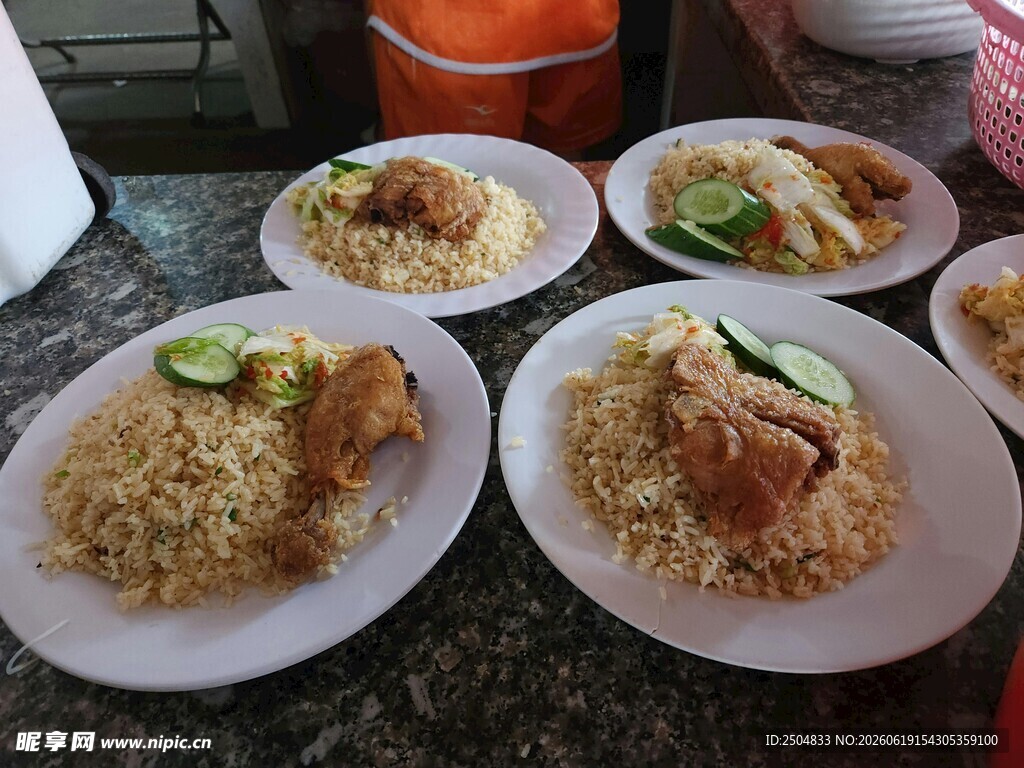 美味特色炒饭摆放在盘中
