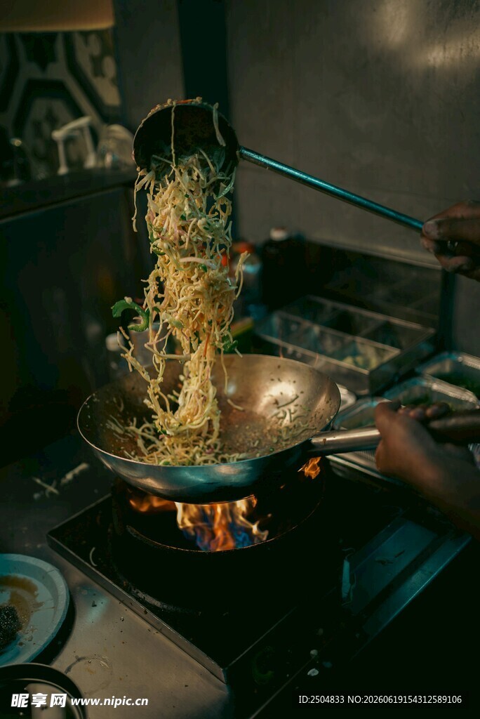 锅中翻炒的美味食材