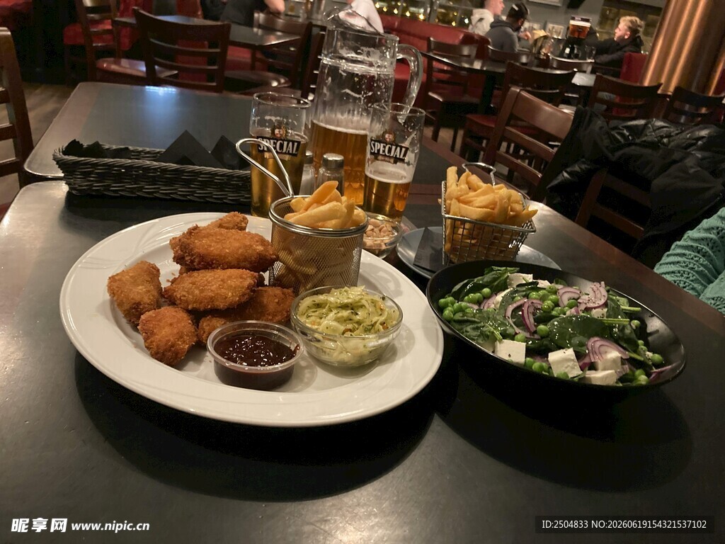 丰盛的餐点与饮品组合