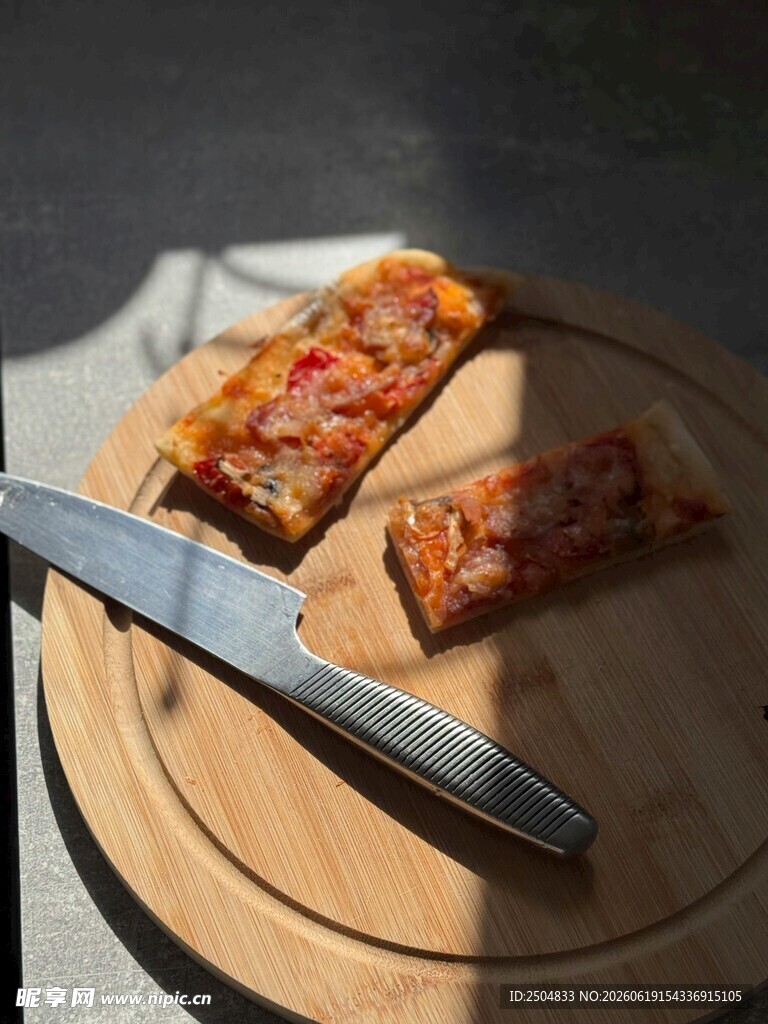 木盘上的美味切片食物