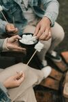 户外围坐烤棉花糖欢乐时刻