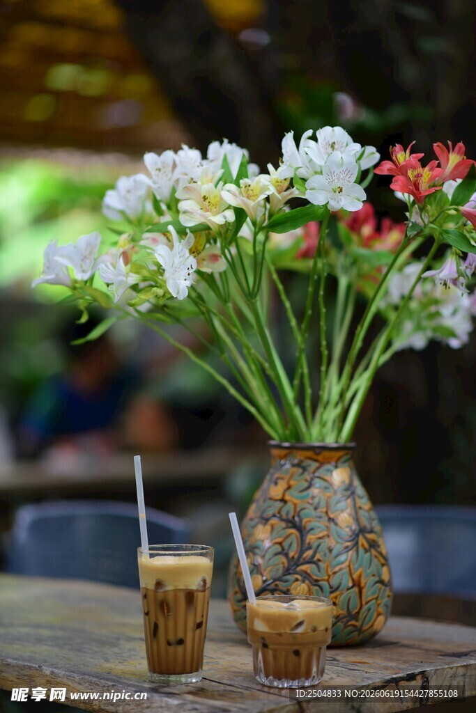 花瓶插花配两杯饮品