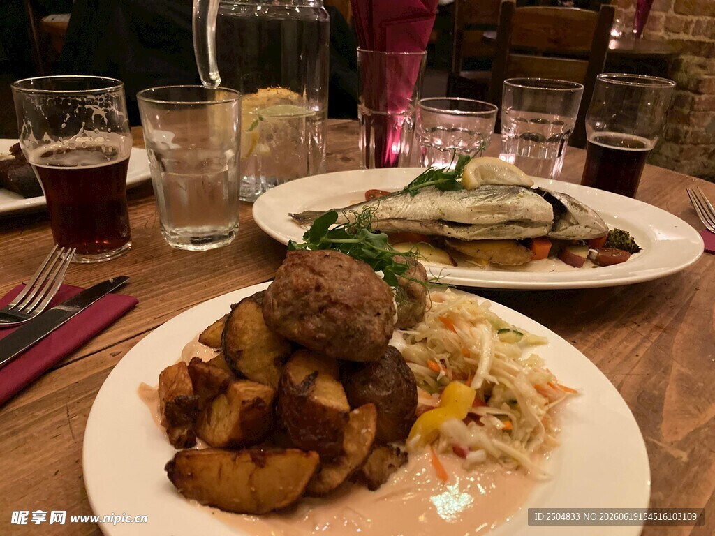 丰盛美味的西式餐桌餐食