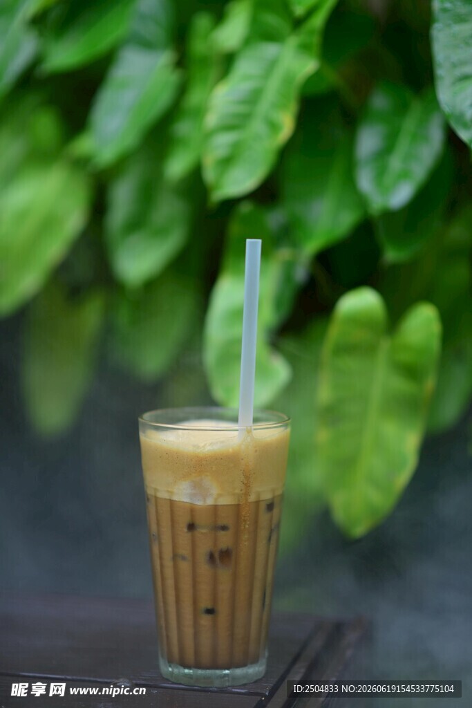 冰咖啡 绿叶 饮品 玻璃杯 吸