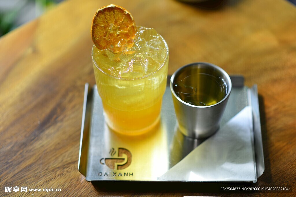 精致橙片装饰的特色鸡尾酒