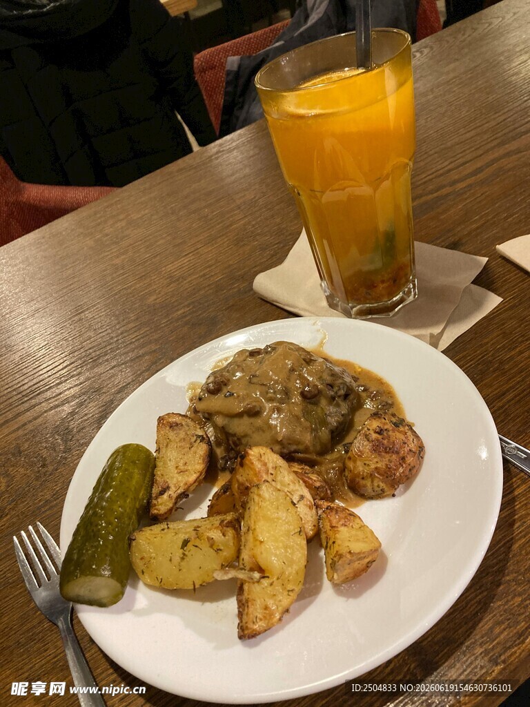 美味餐食搭配鲜榨果汁