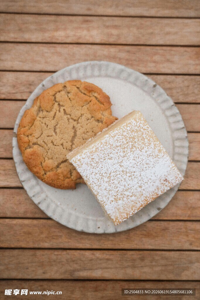 木盘上的美味饼干与糕点