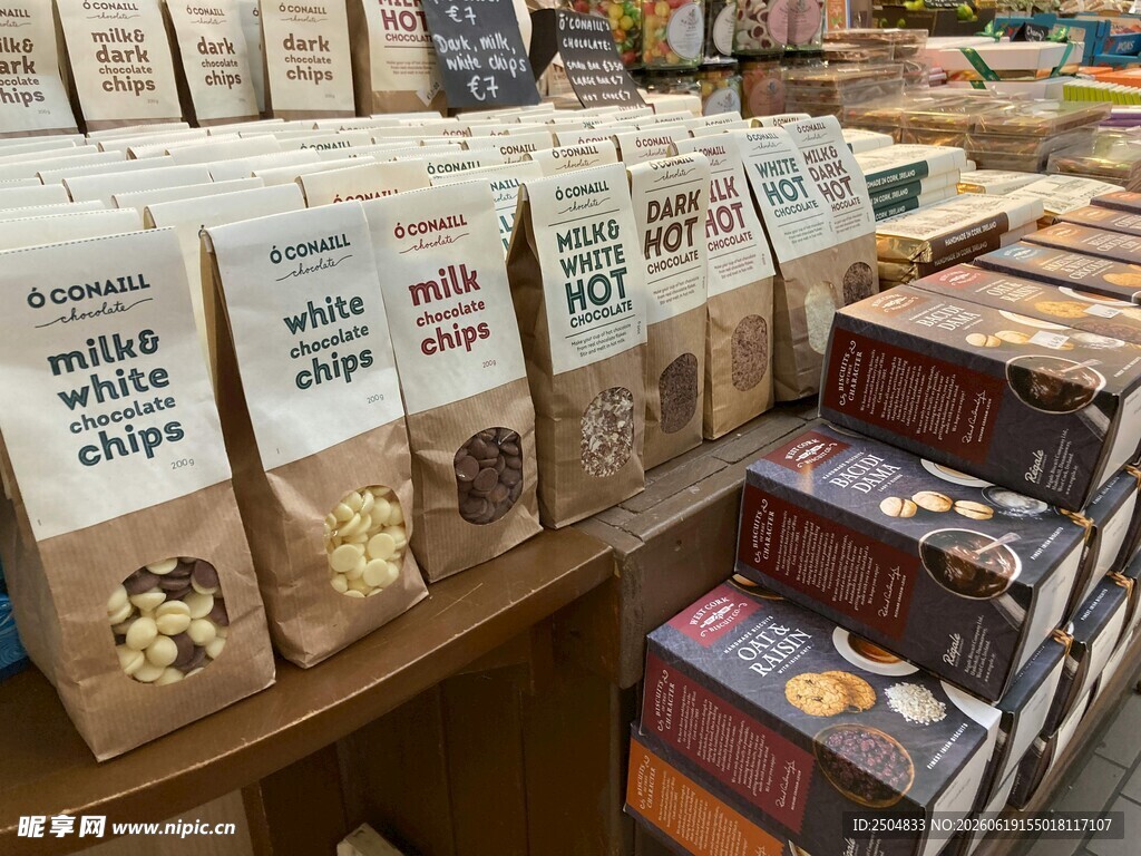 货架上琳琅满目的食品包装