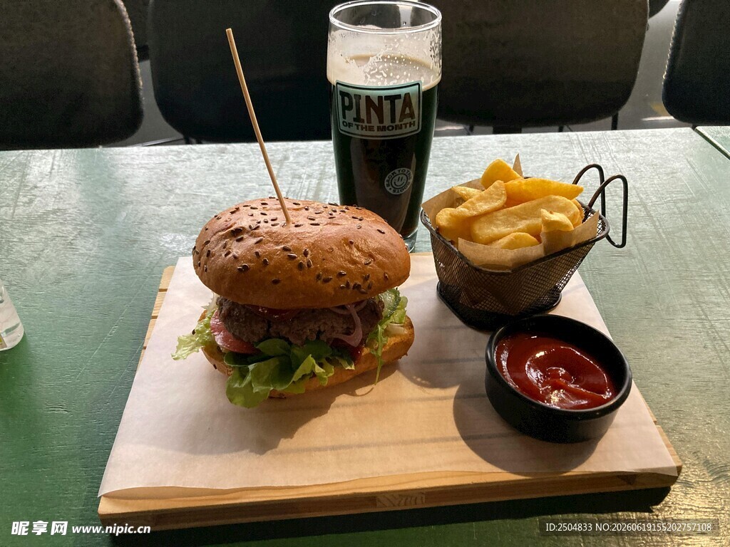 美味汉堡套餐搭配饮品
