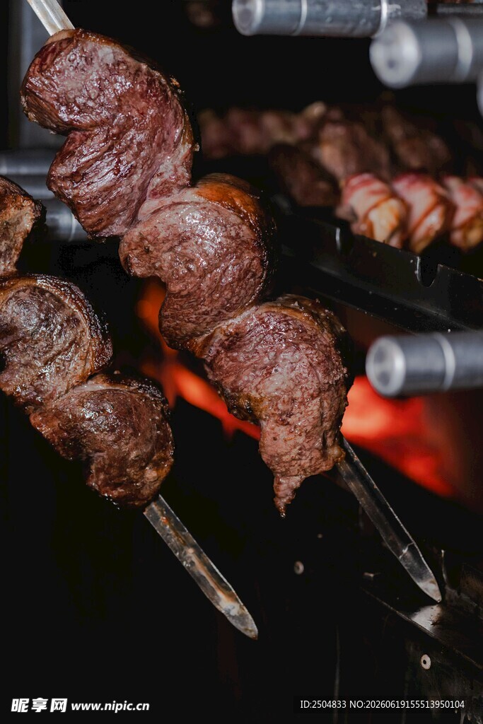 烤肉架上的美味烤肉串