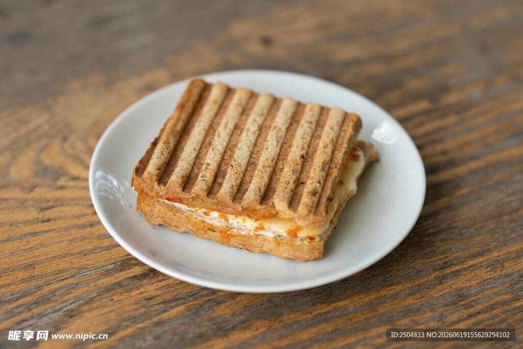木桌上的美味华夫饼