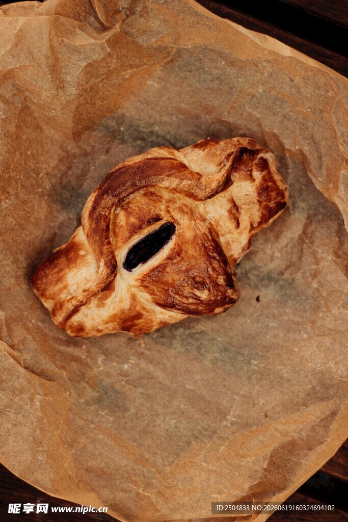 烤纸上的扭曲烘焙食品