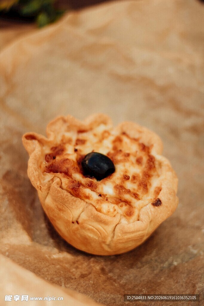 蓝莓点缀的美味酥皮点心