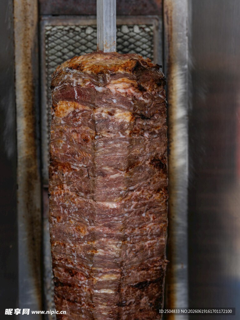 旋转烤肉架上的美味烤肉