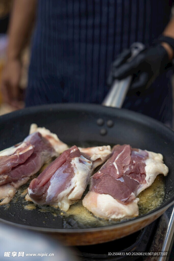 煎锅中的美味生肉