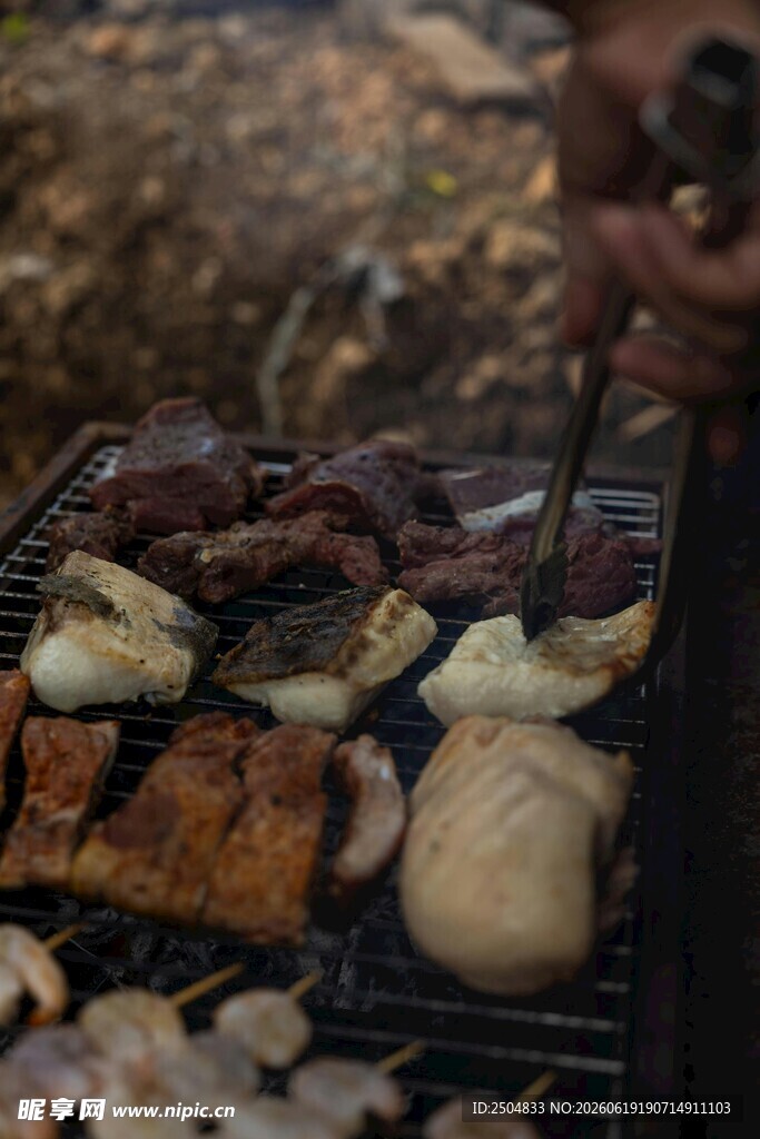 户外烧烤美食诱人场景