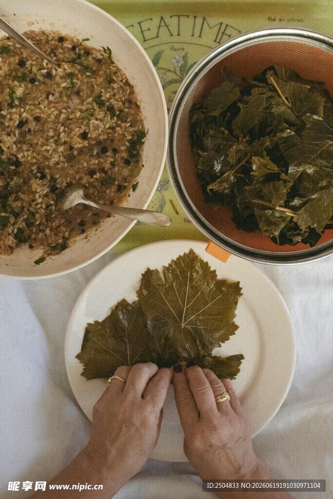 双手捧叶与特色美食