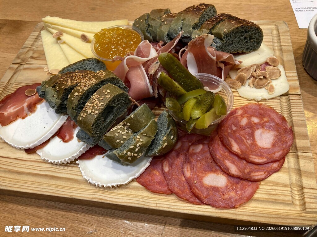 美味多样的肉类拼盘
