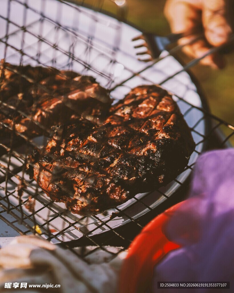 心形烤肉架上的美味烤肉