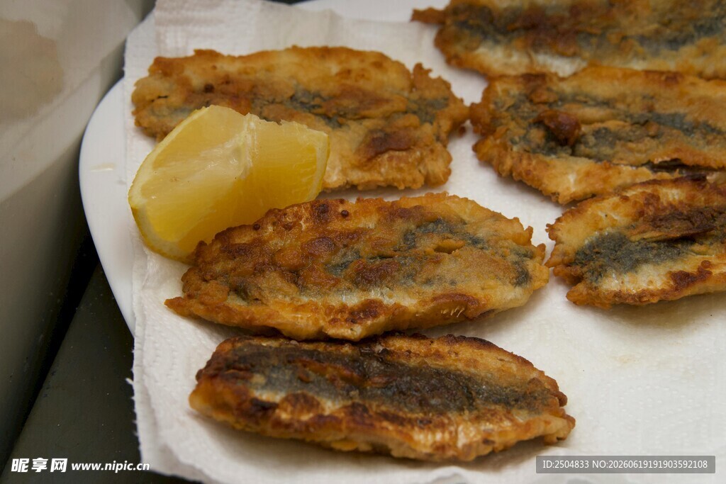柠檬配炸鱼饼