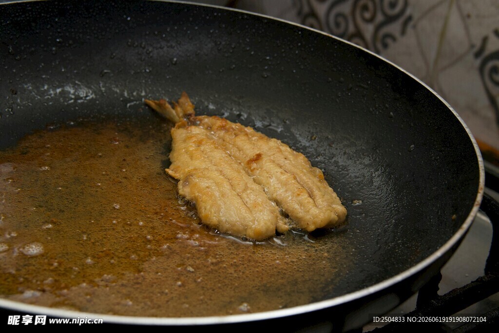 锅中油炸美味食物