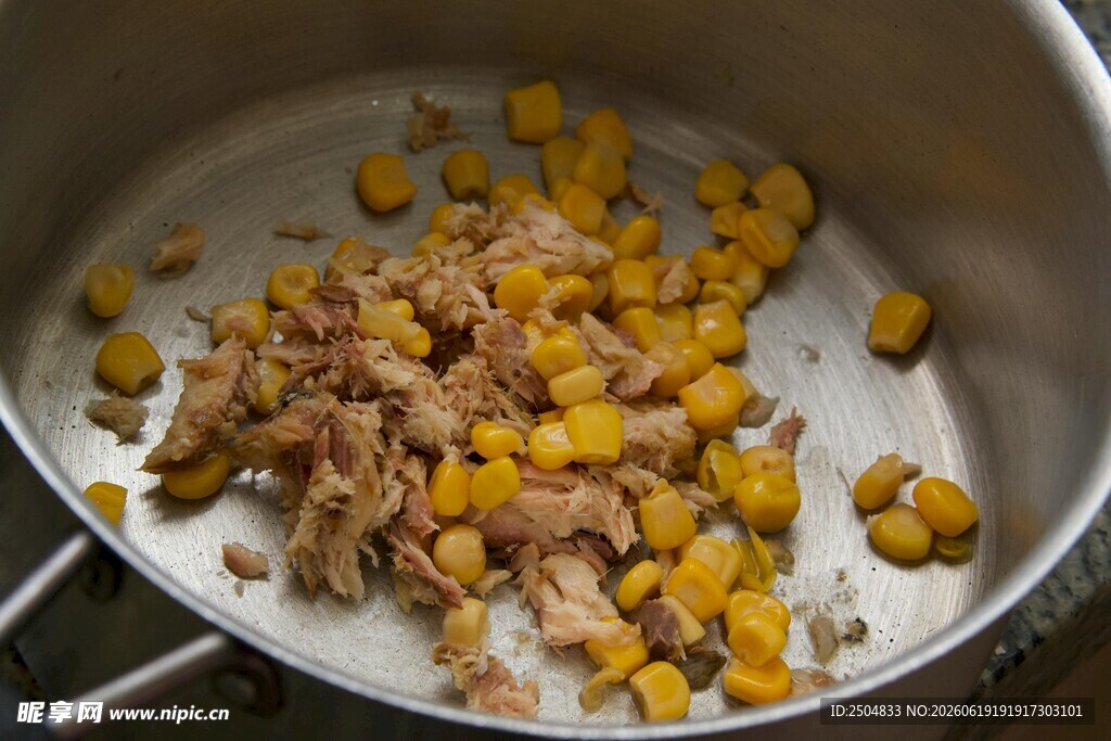 锅中炒制鸡肉与玉米粒