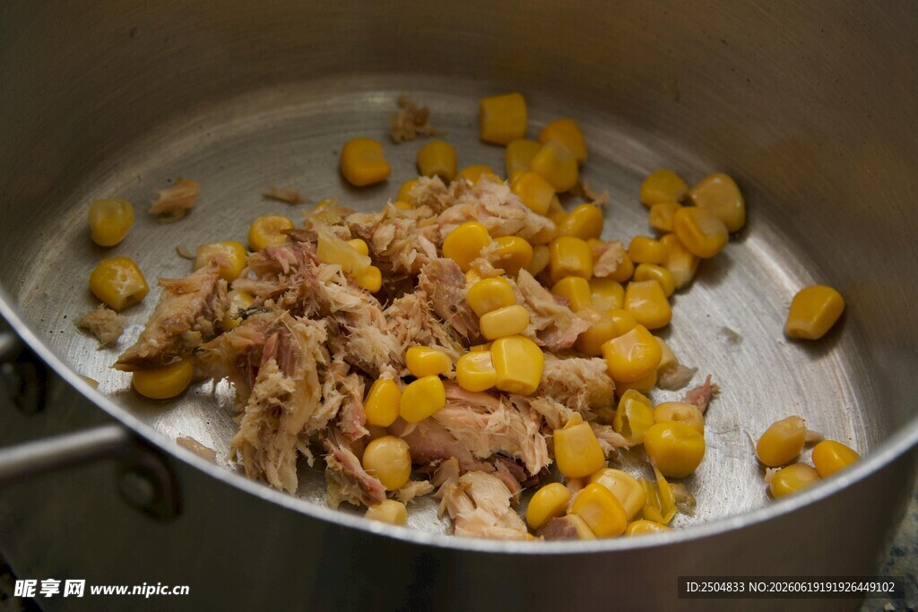 锅中烹饪鸡肉与玉米粒