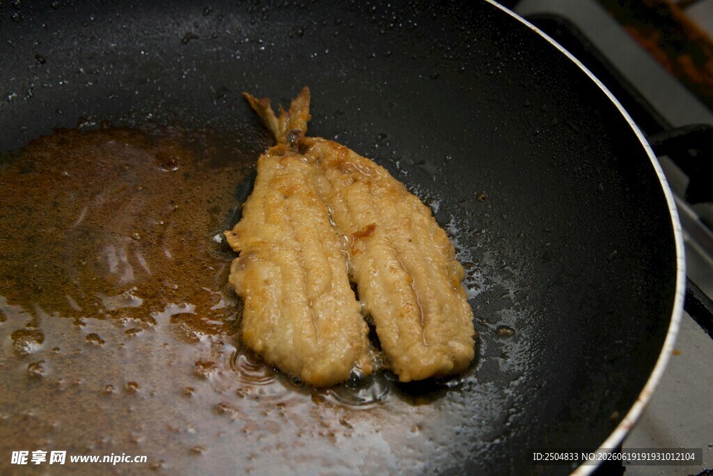 锅中煎炸的美味小鱼
