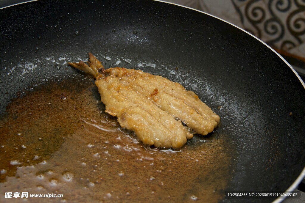 锅中煎制的美味鱼肉