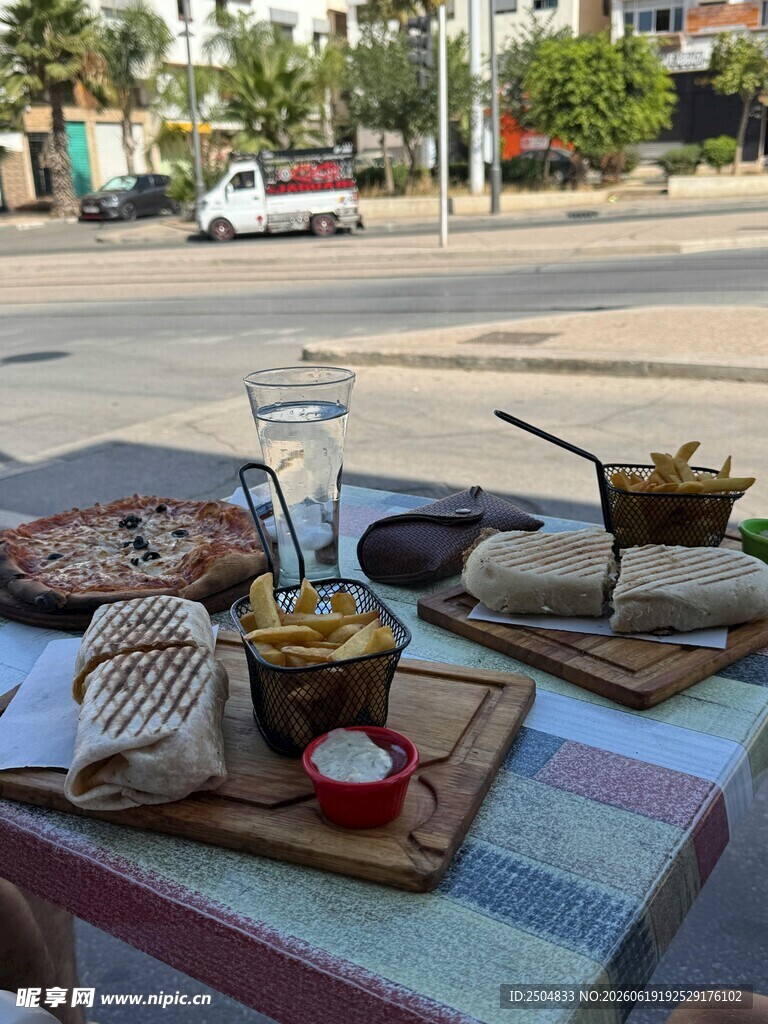 户外野餐场景中的美味餐食