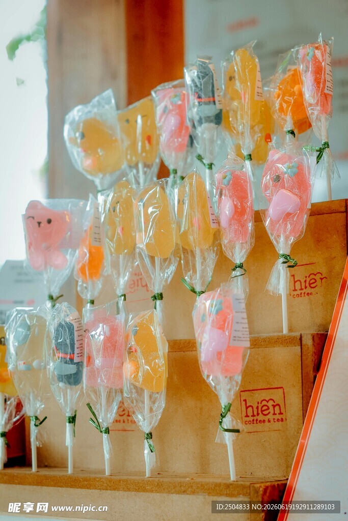 多彩棒棒糖整齐排列展示