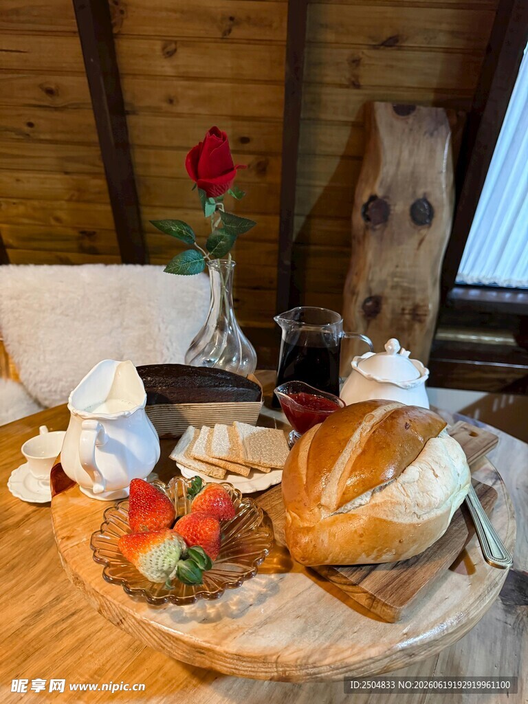 木屋中的精致餐点与鲜花